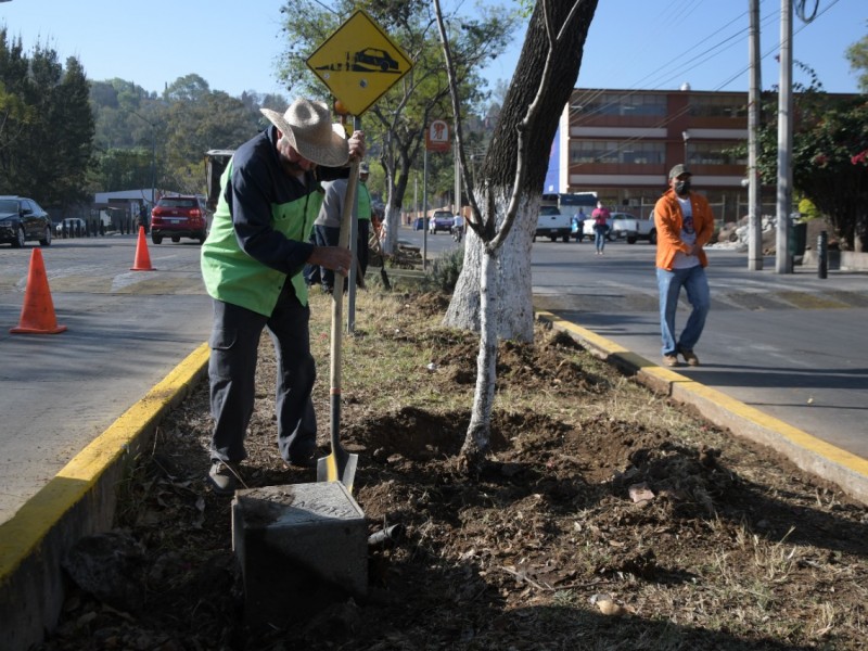 Dan mantenimiento a vialidades de Morelia