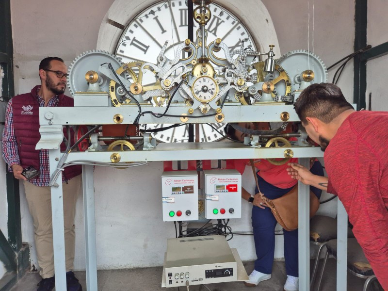 Dan mantenimiento al reloj 