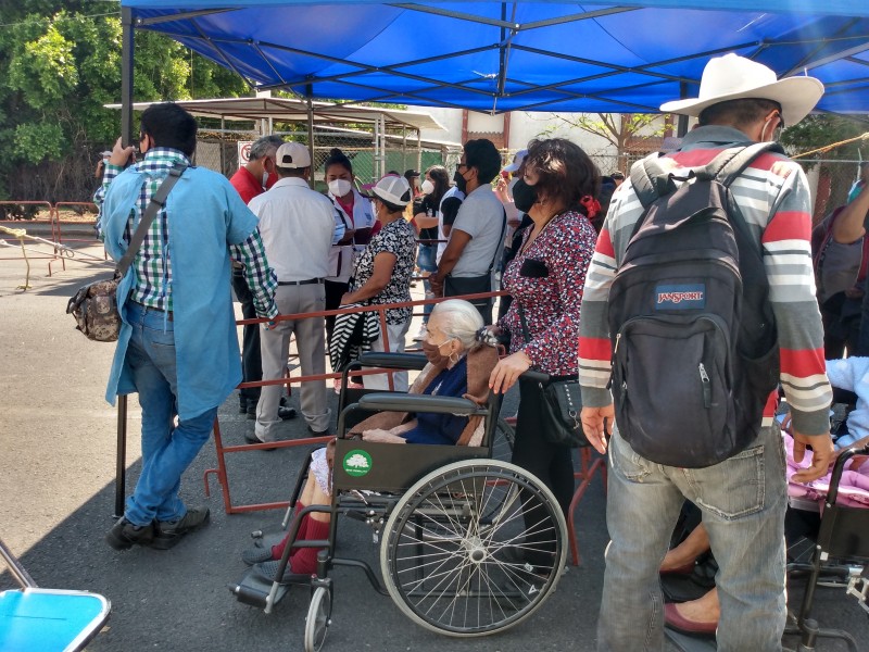 Dan prioridad a discapacitados en los centros de vacunación