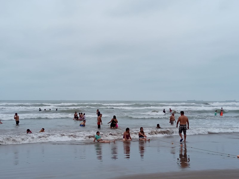 Pese a mal tiempo, familias disfrutaron de las playas tuxpeñas