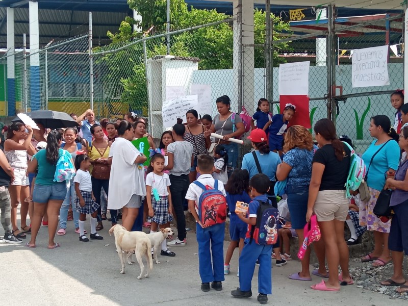 Dan respuesta a manifestación del jardín de niños “Leona Vicario”