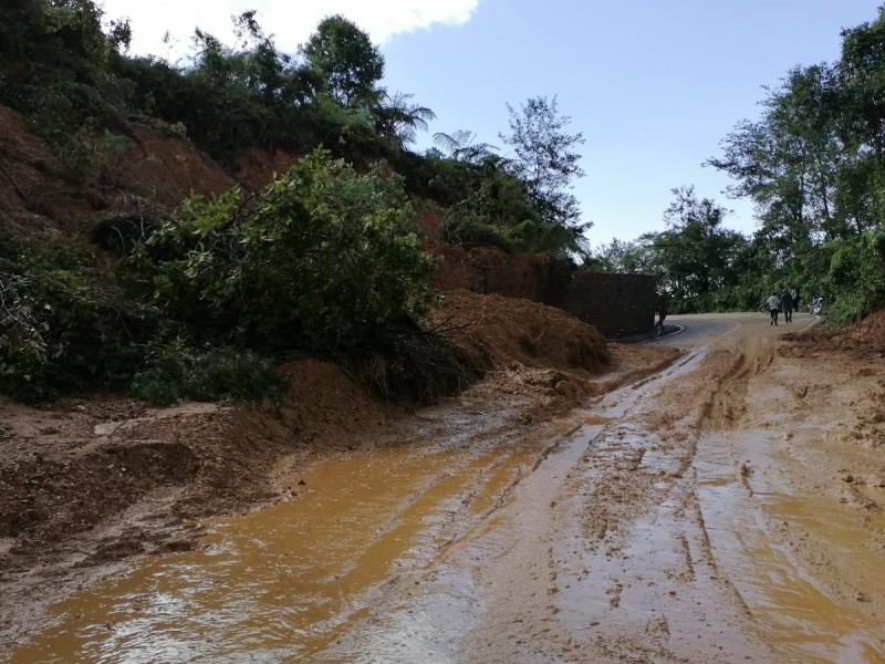 Dan sepultura a víctimas de derrumbe en Eloxochitlán