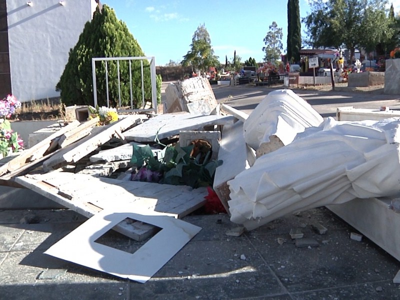 Daña 5 tumbas en cementerio con su auto