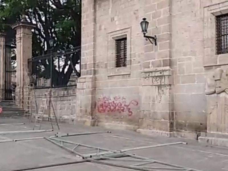 Dañan monumento histórico de Morelia con graffiti