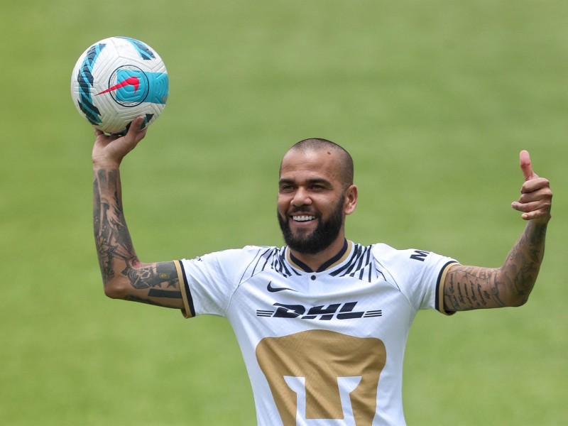 Dani Alves listo para debutar con Pumas