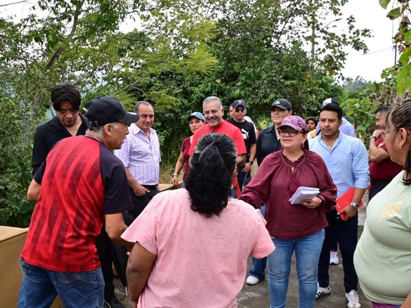 Daniela Griego recorre colonias de Xalapa para conocer necesidades de vecinos