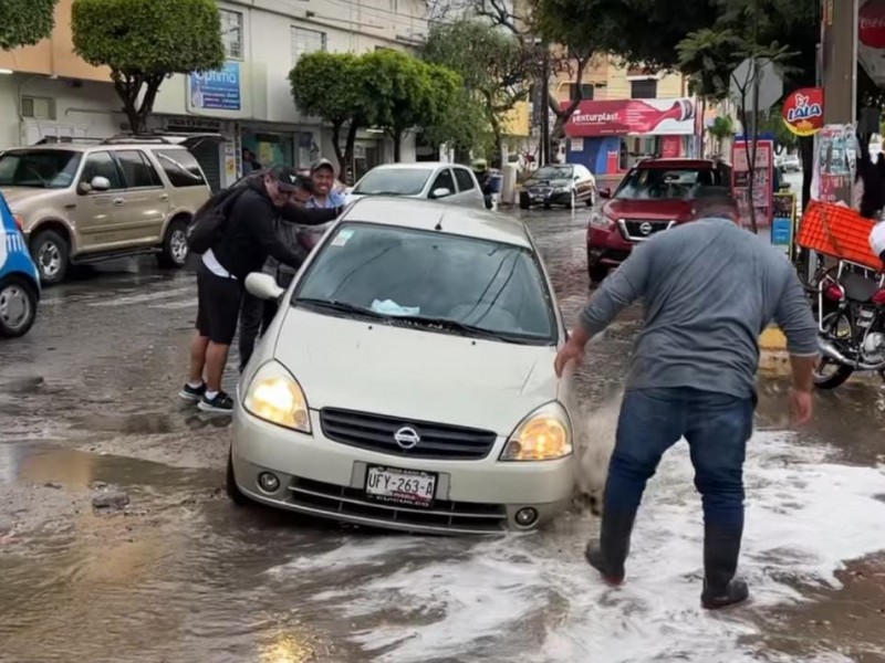 Daños a unidades por baches incrementan con lluvia, urge bacheo