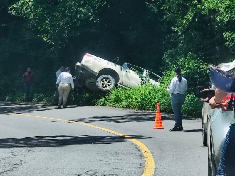 Daños materiales al accidentarse camioneta en carretera Villa de Álvarez-Minatitlán