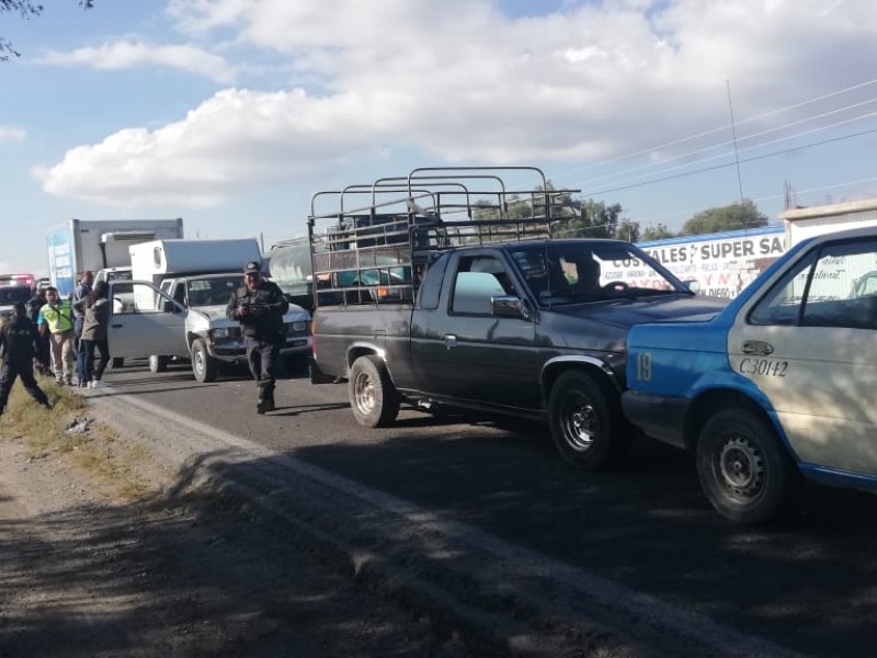 Daños materiales dejó carambola en carretera federal