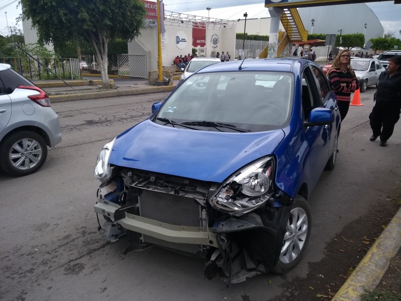 Daños materiales dejó choque frente al Tecnológico