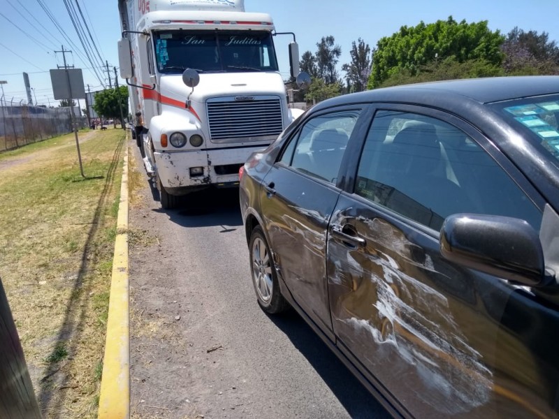 Daños materiales en choque entre auto y tráiler