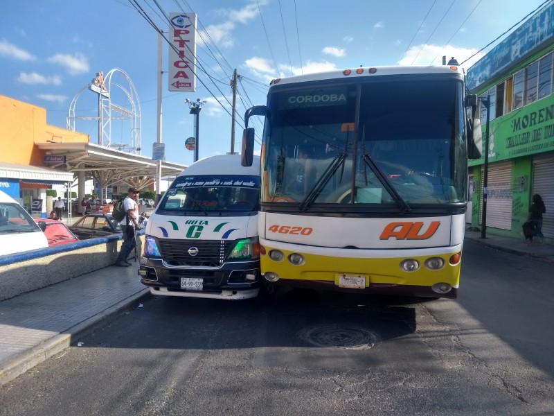 Daños materiales en choque entre unidades del transporte