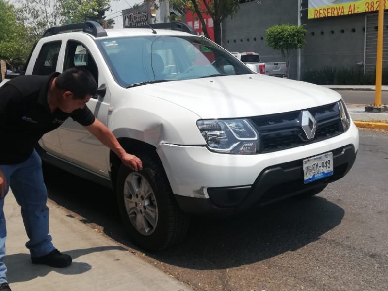 Daños materiales entre camioneta y moto