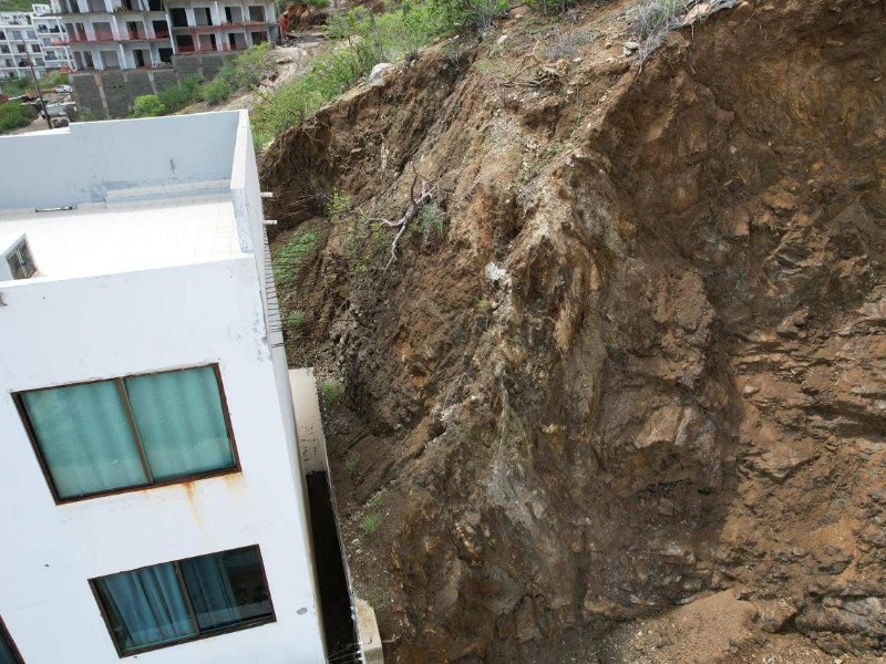 Darán plazo para que se garantice la seguridad, tras desgaje de cerro