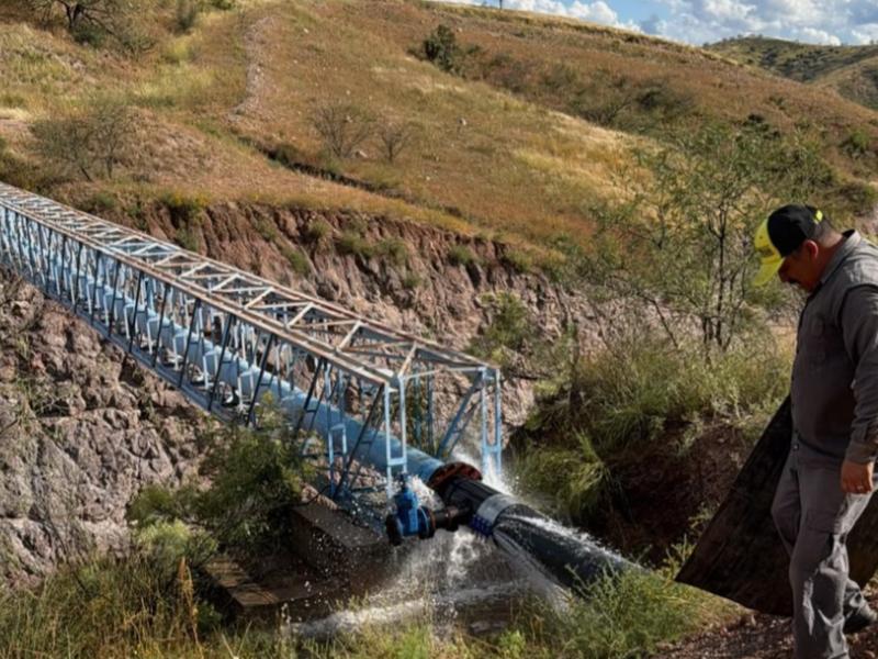 Daño en tubería afecta suministro de agua en ocho colonias