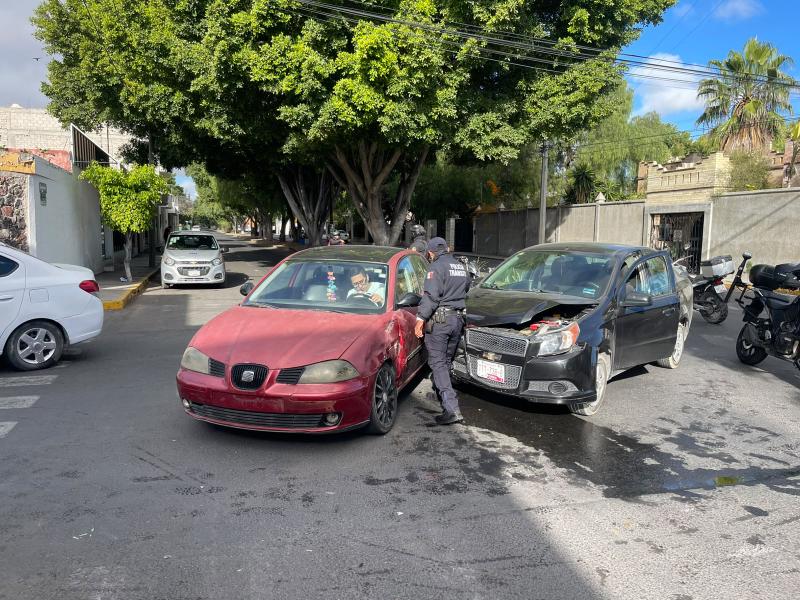 Daños materiales dejo un choque en el Fraccionamiento Arcadia