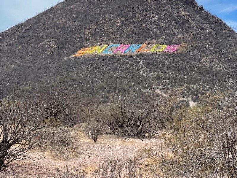 De colores se pintan las letras de San Carlos