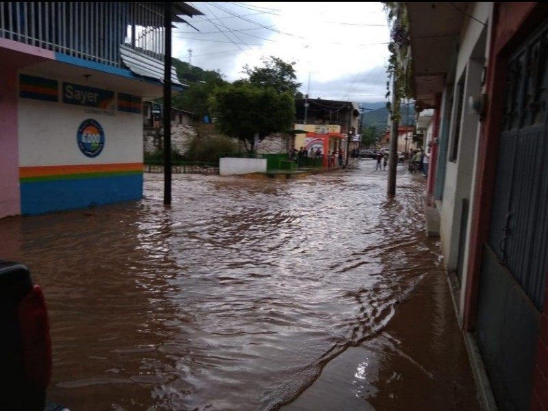 Se desborda río en municipio de Coalcomán