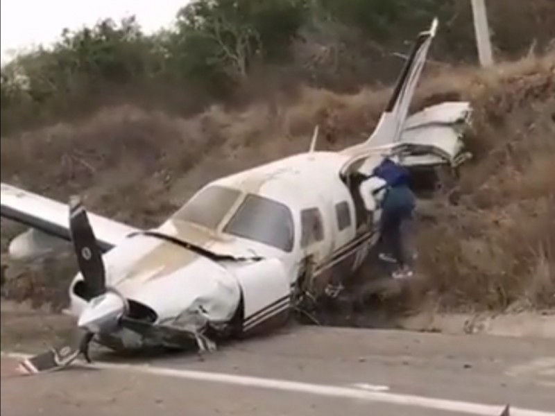 De emergencia aterriza una avioneta en la autopista Culiacán-Mazatlán