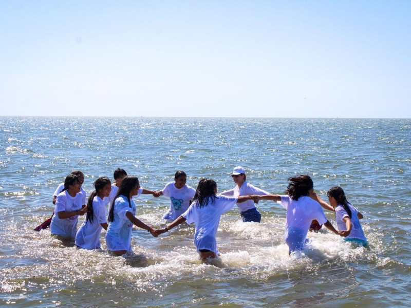 ¡De la montaña al mar! Niñas tarahumaras conocen el mar