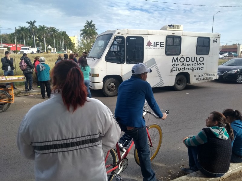 De madrugada hacen fila por su INE