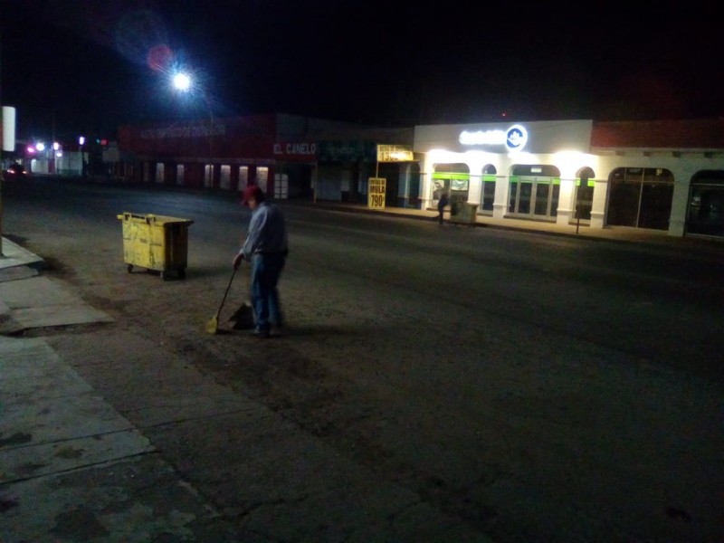 De noche barren las calles del Centro