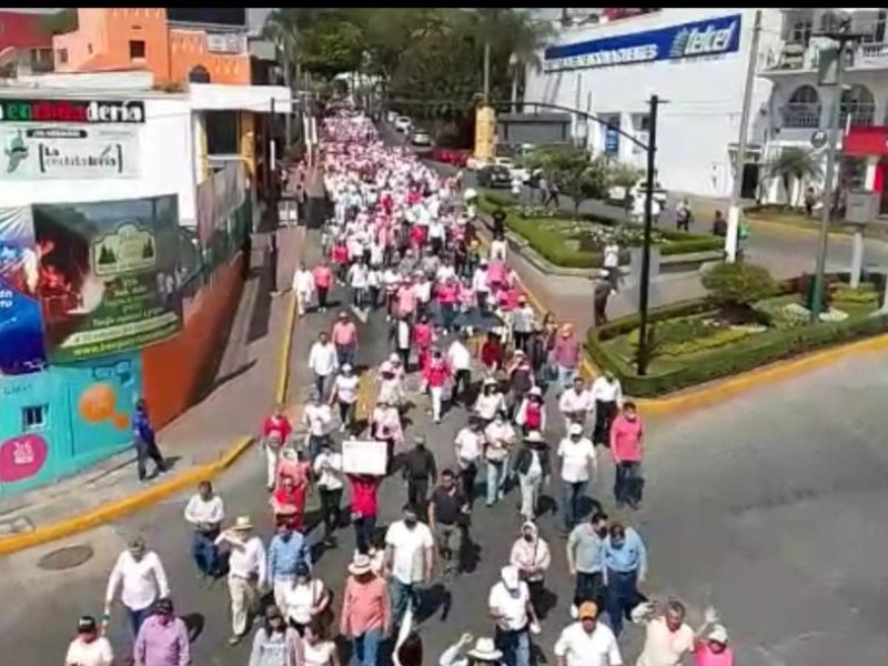 De nueva cuenta marchan en defensa del INE en Xalapa