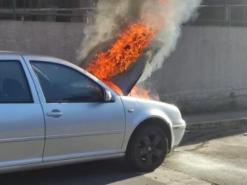 De nueva cuenta se incendia vehículo en Xalapa