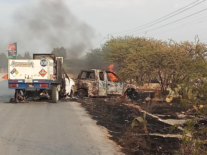 De nueva cuenta se presentan bloqueos carreteros con vehículos incendiados