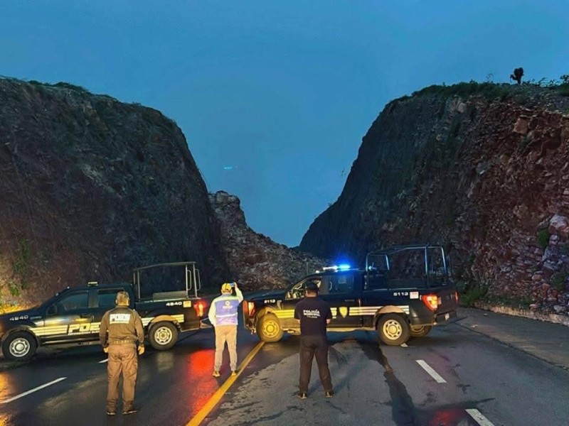 De nuevo cerraron tramo de la carretera 100 por derrumbe tras lluvia
