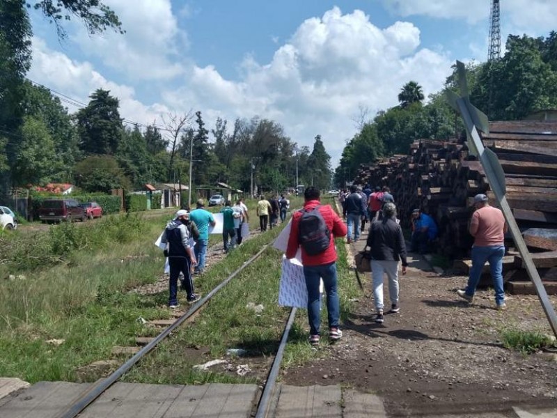 De nuevo maestros bloquean vías del tren; regresan a Pátzcuaro