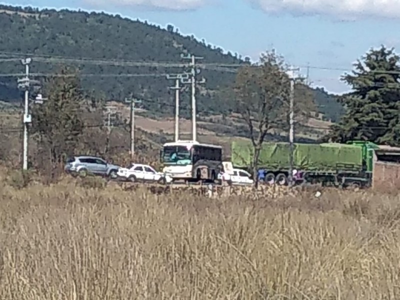 De nuevo normalistas secuestran camiones y bloquean carreteras