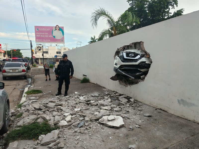 ¡De película!, vehículo choca y atraviesa barda de un estacionamiento