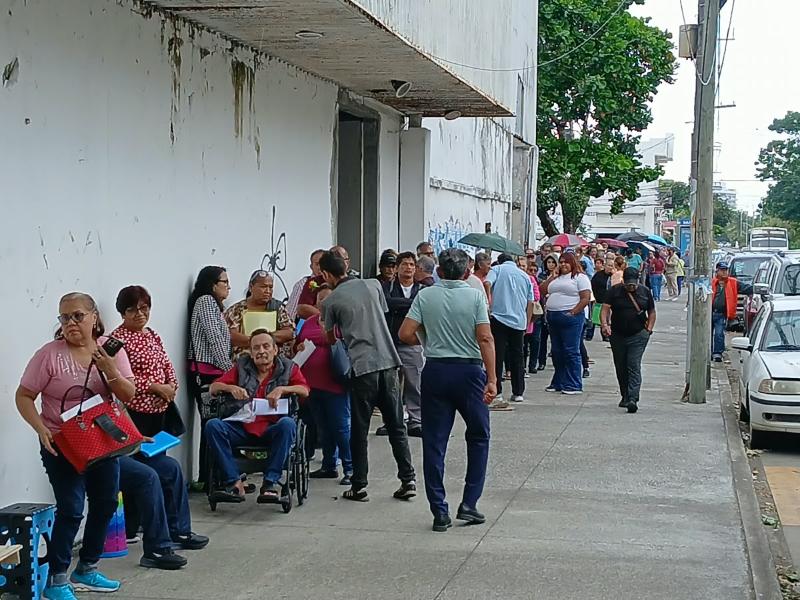 De pie y bajo la llovizna para tramitar la Pensión del Bienestar