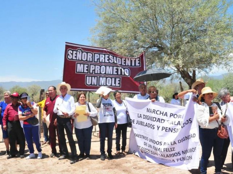 De pisa y corre, AMLO supervisa avances de Agua Saludable