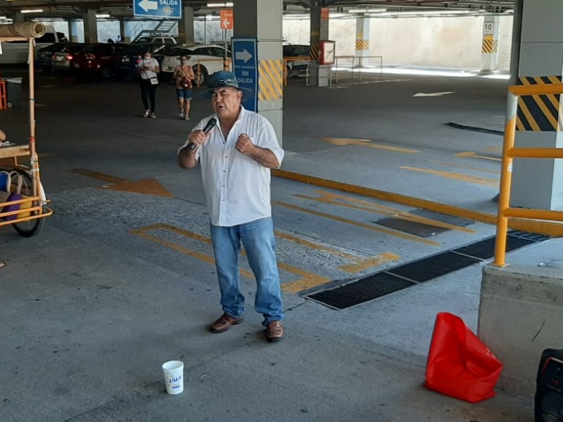 De vendedor de comida a cantante urbano