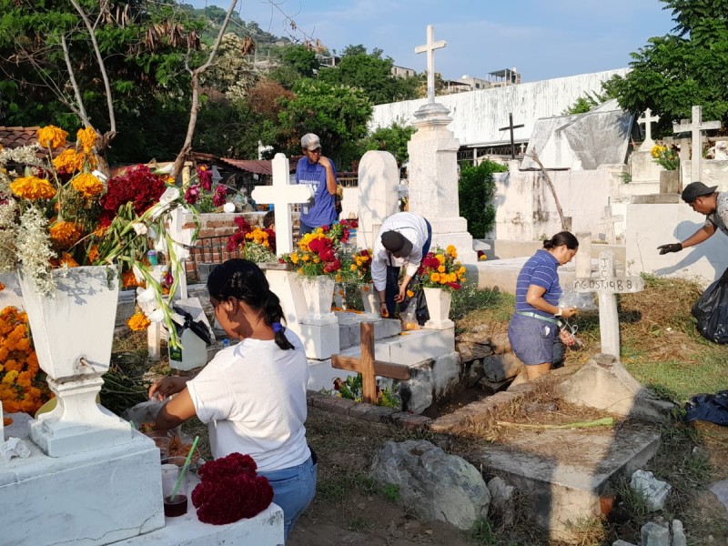 De vividos colores, se pintan los panteones en Zihuatanejo