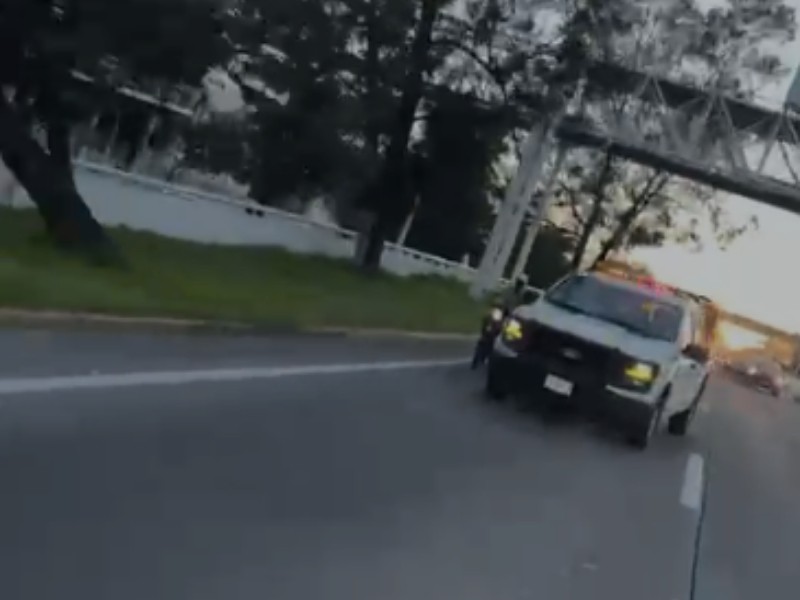 Debate en redes por maniobra de policías viales contra motociclista en caravana