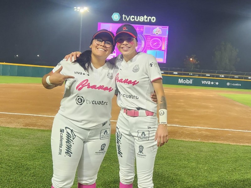 Debutan Alex y Leeslye en el Softbol Nacional