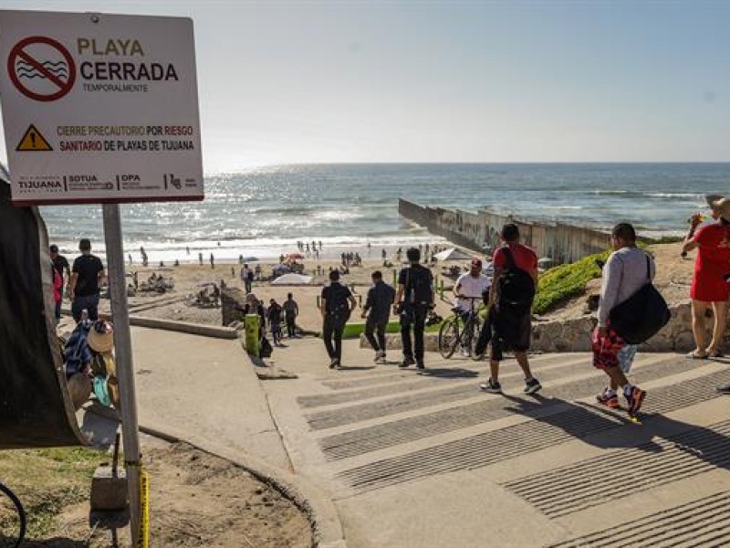 Cientos acuden a playas contaminadas de Tijuana