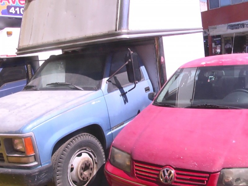 Decenas de autos abandonados plaza Américas