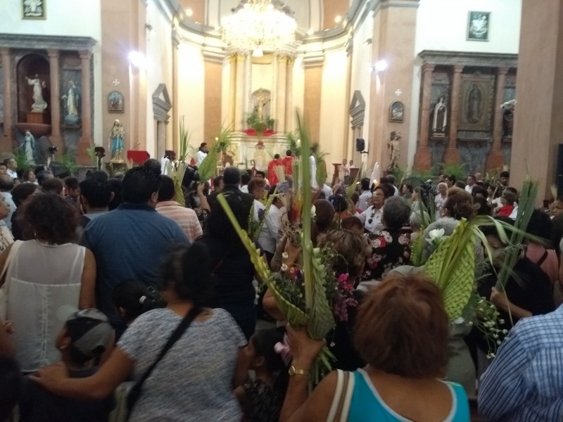 Decenas de creyentes acuden a iglesia