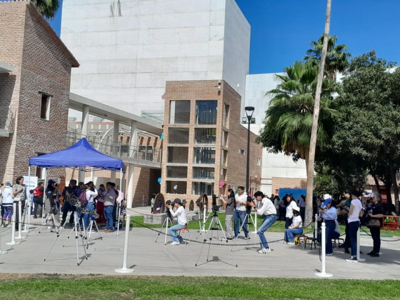 Decenas de familias se reúnen para ver el eclipse solar