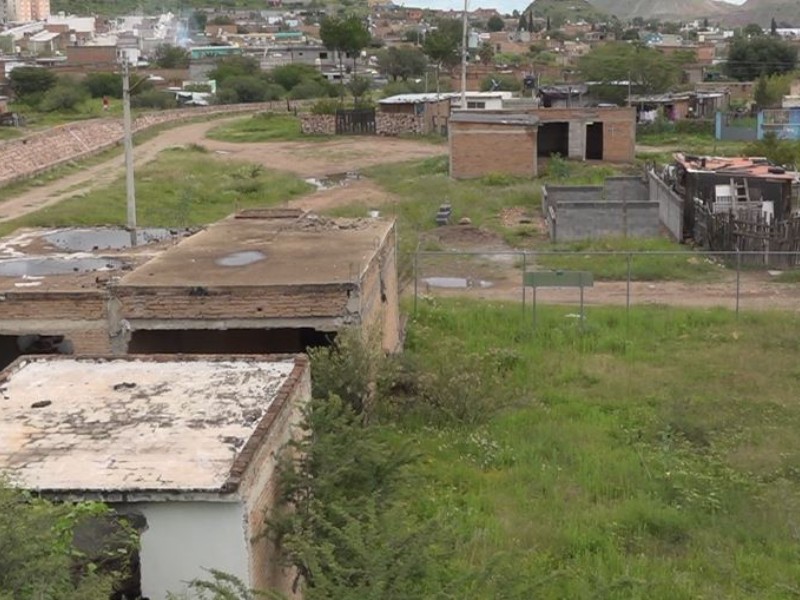 Decenas de familias viven en la presa del Hielo, zona de riesgo