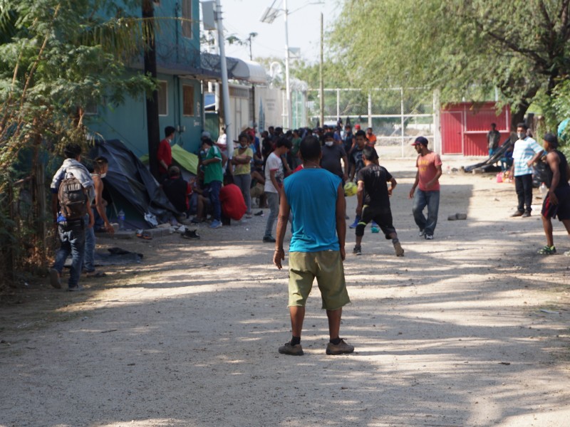 Decenas de migrantes llegan a albergue de Ixtepec