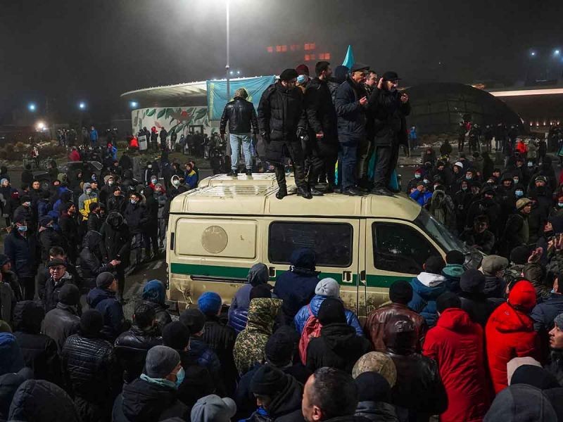 Decenas de muertos por violentas protestas en Kazajistán