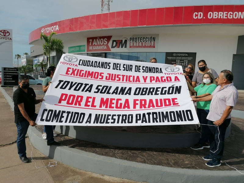 Decenas de personas cusan a Toyota Obregón de Fraudulenta