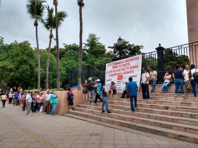 Decenas de personas esperan una despensa en catedral