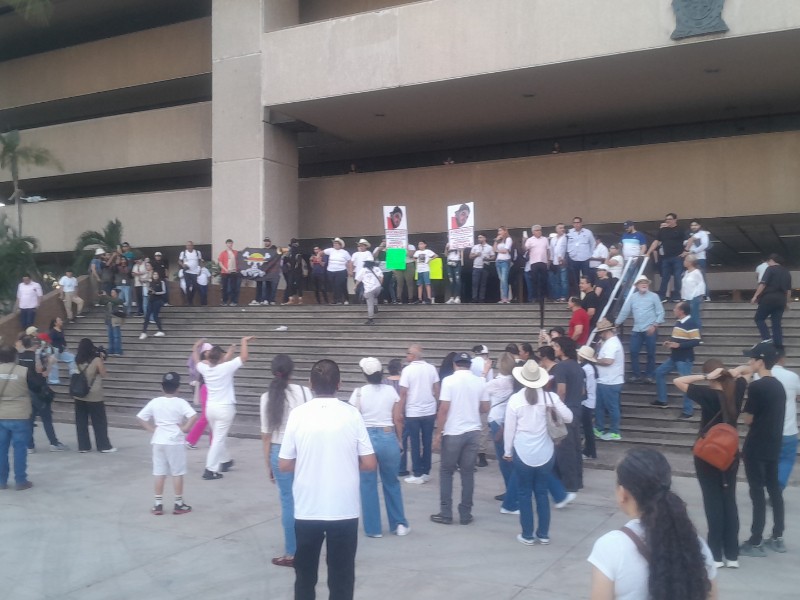 Decenas de personas participan en la marcha de la Generación Z