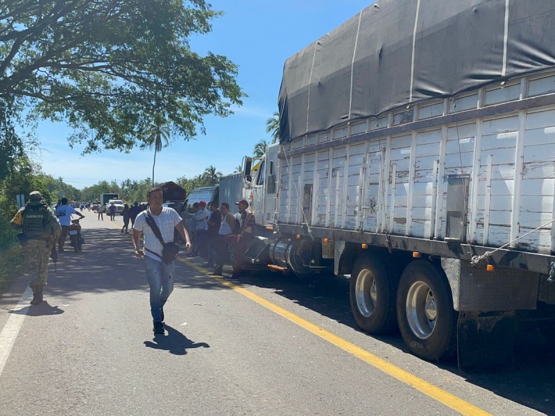 Decenas de personas varadas por corte carretero en Juluchuca, Petatlán